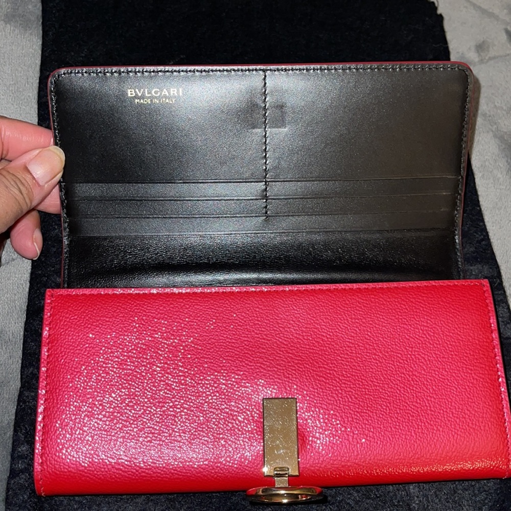 Bvlgari Preloved long wallet color redish with beautiful shine. Beautiful Wallet - Picture 7 of 17